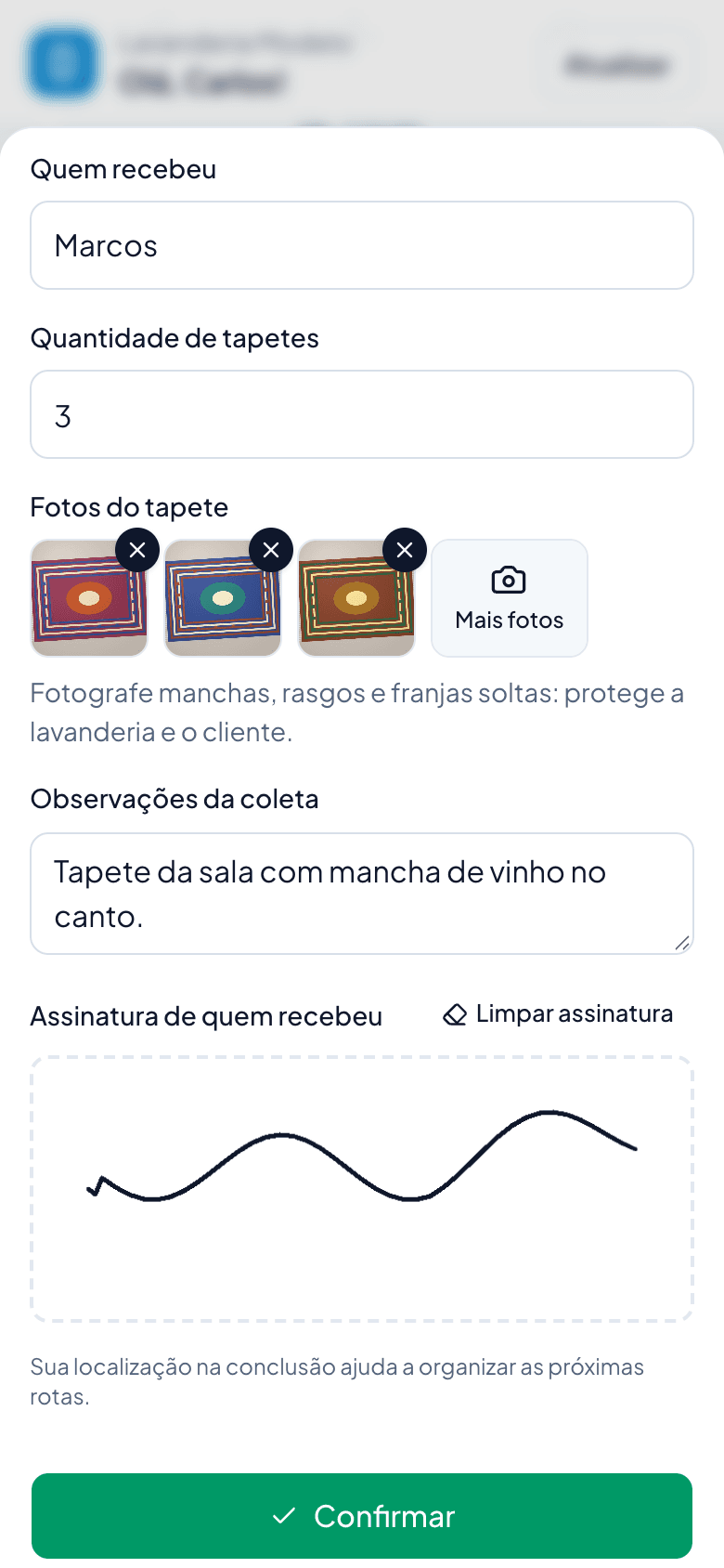 Entregador concluindo a coleta no celular: fotos dos tapetes, observação e assinatura do cliente